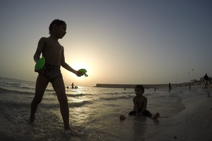 بالصور...أطفال يلعبون على ساحل البديع وسط ارتفاع درجات الحرارة