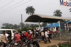 دعوات لإضراب في نيجيريا لدفع الحكومة للتخلي عن إلغاء دعم الوقود