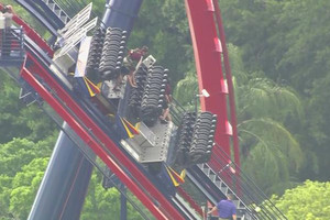 ركاب عالقون على 'أفعوانية' عملاقة بفلوريدا