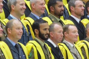 القائد العام يهنئ سلمان بن عبدالله ونجله خالد بن خليفة بمناسبة استلامهما شهادات عسكرية من أكاديمية الدفاع البريطانية