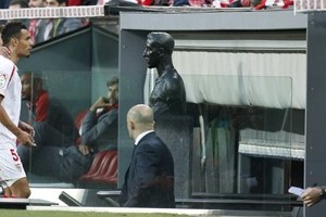 طرد لاعب إشبيلية بعد إهانة والدة الحكم المساعد فى مواجهة بلباو