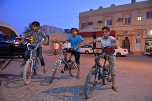 بالصور... الدراجات الهوائية...متنفس اللعب الوحيد في ظل غياب المرافق العامة