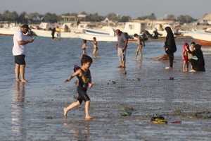 مواطنون يلجأون للسواحل بعد ارتفاع درجة الحرارة 