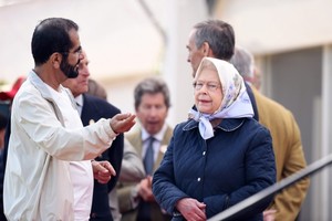 كيف كانت ردة فعل الملكة إليزابيث عندما مسك الشيخ محمد بن راشد مرفقها؟!