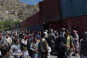 بالصور... كابول مغلقة بسبب تظاهرة للهزارة احتجاجاً على حرمان منطقتهم من مشروع كهربائي