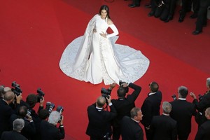 أناقة بوليود على السجادة الحمراء في مهرجان كان