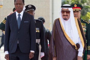 العاهل السعودي يبحث مع رئيس زامبيا التعاون والأحداث الدولية