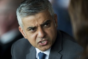 عمدة لندن 'المسلم' يدعو دونالد ترامب للقاء زوجته وابنتيه