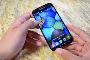 الطرد من الإمارات ودفع غرامة... عقوبة عربية أخذت هاتف زوجها دون إذن منه