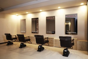 شاشات 'سامسونغ' العاكسة تصل لصالونات الحلاقة