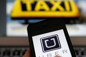 'أوبر' تختبر تكنولوجيا لسيارة ذاتية القيادة