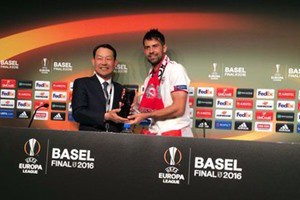 كوكى أفضل لاعب فى نهائى الدوري الأوروبي