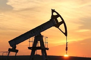 النفط يتراجع بضغط من ارتفاع الدولار