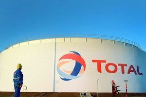 توتال الفرنسية توقف الإنتاج في ثلاث مصاف بسبب احتجاجات