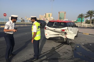  إصابة مواطن وآسيوي في حادث على شارع أوال بالجفير