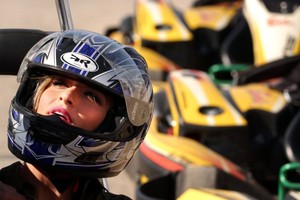 سباق للكارتينغ في بيروت يجمع عددا من الشخصيات الفنية والإعلامية 