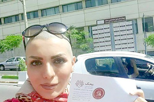 إيرانية تحلق شعرها للتخلص من شرطة الآداب: «لن يقولوا لي غطي رأسك»