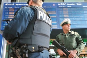 قطار فائق السرعة يصطدم بحافلة في سويسرا وإصابة 17 شخصا