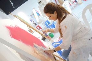 ﻿جموح السرياليّة واختزالات التجريد في لوحات الفنّانة مها المنصور