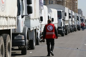 المرصد: بدء دخول 60 شاحنة مساعدات إلى ضواحي دمشق