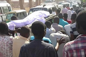 سوداني يفاجئ مشيعيه بطلب شرب الماء وهم يهمّون بدفنه