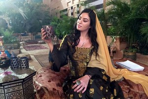 بالصور.... النجمة المغربية نسرين تومي من جارية إلى ملكة في 'سمرقند'