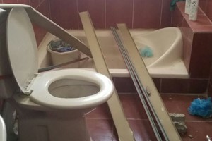 بالصور... سقوط سقف دورة مياه بمنزل في كرانة... والعائلة تناشد 'الإسكان' النظر في وضعها