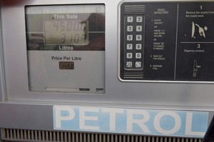 أسعار النفط تهبط بسبب ارتفاع الدولار ووفرة المعروض العالمي