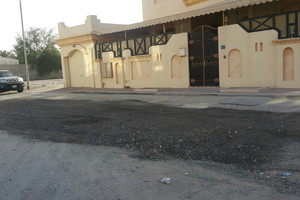 بالصور... أهالي مجمع 435 بجبلة حبشي يبدون استغرابهم لتجاهل رصف أحد الشوارع