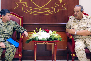 القائد العام يستعرض علاقات التعاون مع قائد الأسطول الخامس الأميركي‎