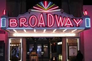 مسرح برودواي يحقق إيرادات تفوق 1.3 مليار دولار