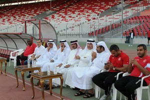 علي بن خليفة يزور تدريب المحرق