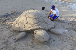 بالصور... شباب مجموعة نلتقي لنرتقي يرسمون على الرمال في جنة دلمون المفقودة في الصخير