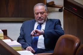 وزير الدفاع الإسرائيلي الجديد اليميني المتطرف ليبرمان يتعهد بإتباع 'سياسة مسئولة ومتوازنة'