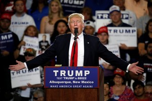 ترامب يفوز في الانتخابات التمهيدية في واشنطن ومتظاهرون يستهدفون احد تجمعاته