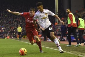 اليويفا يغرم مانشستر وليفربول ماليا بسبب أحداث المواجهة الأوروبية بينهما