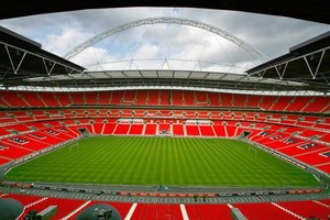 ويمبلي يحتضن موقعة نارية بين برشلونة وليفربول هذا الصيف