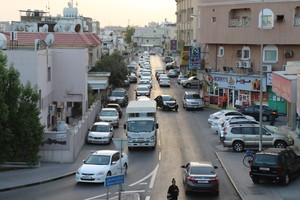 بالصور... ازدحامات مرورية بشكل يومي مساء على شارع عمان في مدينة عيسى 