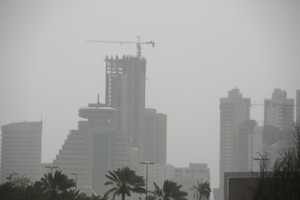 بالصور ... طقس حار مصحوب برياح نشطة وتصاعد الأتربة في بعض المناطق