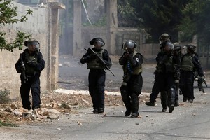 قوات إسرائيلية تعتقل 6 فلسطينيين في الضفة الغربية