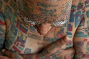 بالصور... قدّر عدد 'المصاصات' التي سيضعها هندي في فمه 'هوساً' بالأرقام القياسية؟