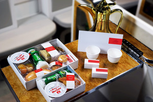 'طيران الإمارات' تقدم وجبات إفطار للصائمين على رحلاتها