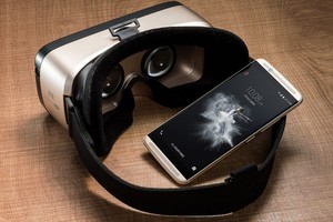 'ZTE' تعلن عن الهاتف الذكي 'Axon 7' ونظارة الواقع الافتراضي 'ZTE VR'