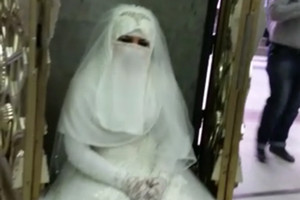 بالصور... تعرف على قصة عروس تحاول دخول المسجد الحرام بفستان الزفاف