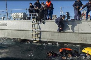 البحرية الإيطالية انتشلت 45 جثة من زورق غرق نصفه بالبحر المتوسط