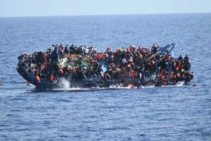 صور مروعة لانقلاب زورق يقل مهاجرين في المتوسط