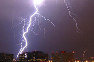 صاعقة جوية تتسبب في أعطال عديدة بخطوط السكك الحديدية في ألمانيا