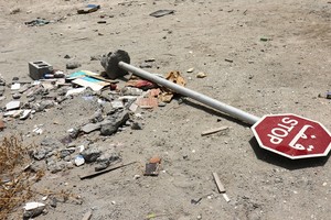 بالصور...لوحات إرشادية تستنجد من يثبتها بمجمع 481 في الشاخورة