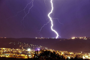 البرق يصعق 11 في باريس وإصابة ستة بإصابات خطيرة