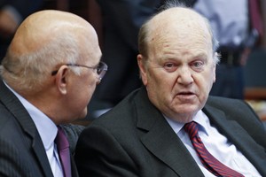 وزير المالية الفرنسي يقول إن الحكومة الفرنسية ستتمسك بالاصلاح العمالي